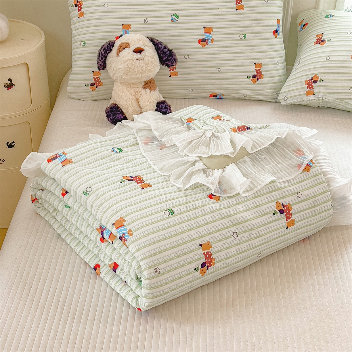 91家纺网 家纺一手货源 找家纺 兄弟坊 2026春夏新款小清新凉感韩版花边夏被夏凉被午睡被空调被 腊肠狗-条纹绿