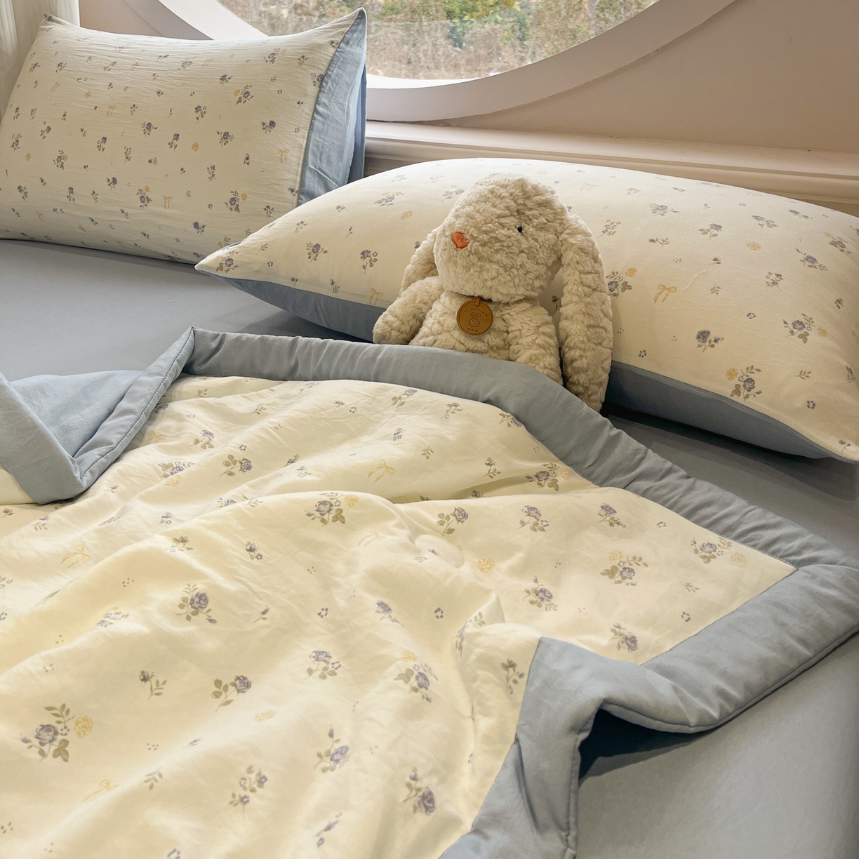 91家纺网 家纺一手货源 找家纺 一加一 2026新款洛卡棉印花大豆夏被四件套 浅蓝甜梦