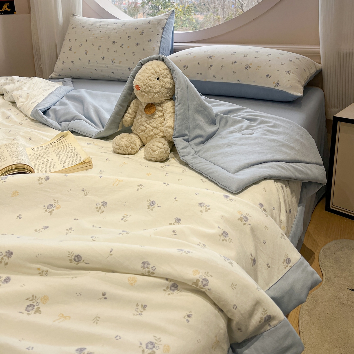 91家纺网 家纺一手货源 找家纺 一加一 2026新款洛卡棉印花大豆夏被四件套 浅蓝甜梦