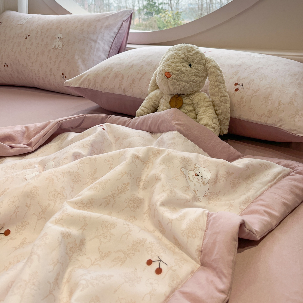 91家纺网 家纺一手货源 找家纺 一加一 2026新款洛卡棉印花大豆夏被四件套 软心小狗