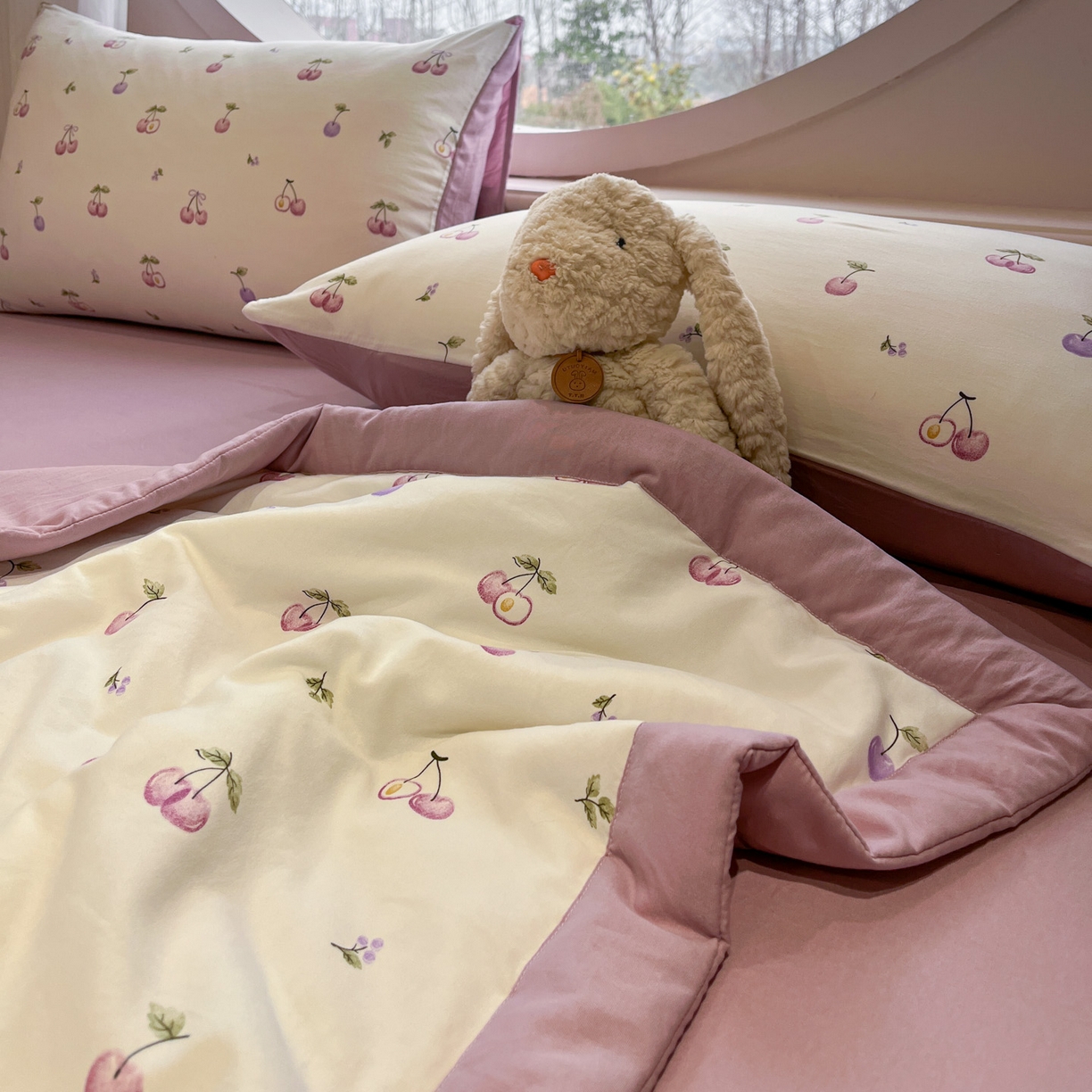 91家纺网 家纺一手货源 找家纺 一加一 2026新款洛卡棉印花大豆夏被四件套 紫樱奶芙