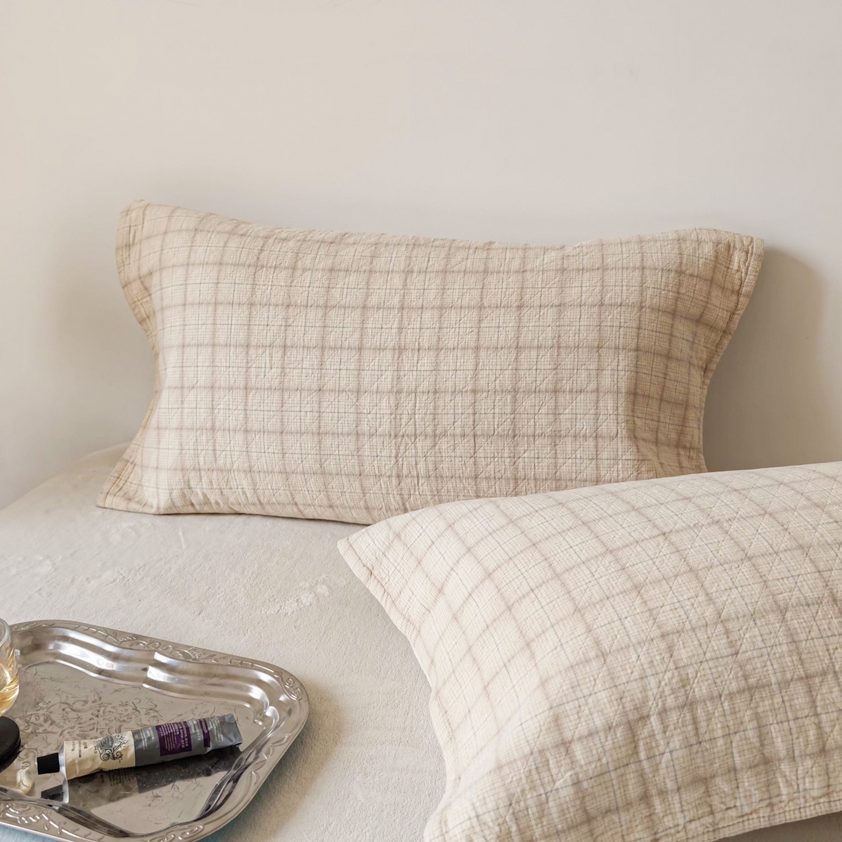 91家纺网 家纺一手货源 找家纺 沐瑟家纺 2026新款格子款枕巾垫巾 芸柚-米白