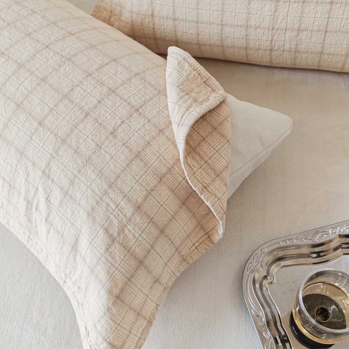 91家纺网 家纺一手货源 找家纺 沐瑟家纺 2026新款格子款枕巾垫巾 芸柚-米白