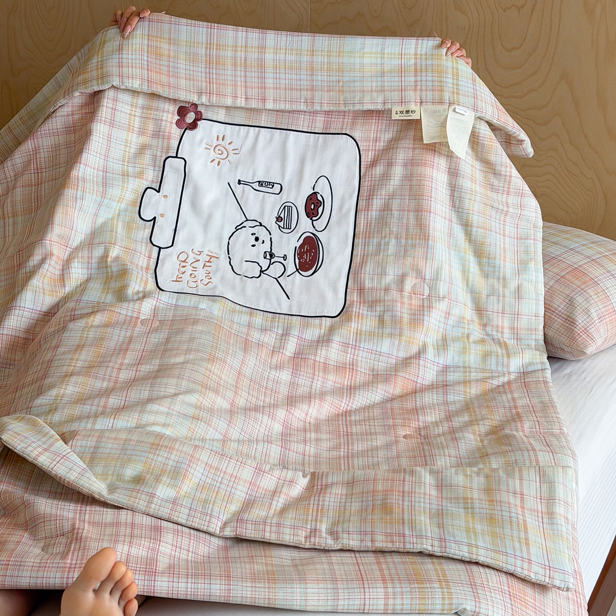 91家纺网 家纺一手货源 找家纺 一加一 2026新款全棉双层纱贴布绣大豆夏被-格格乐园 粉彩早餐熊