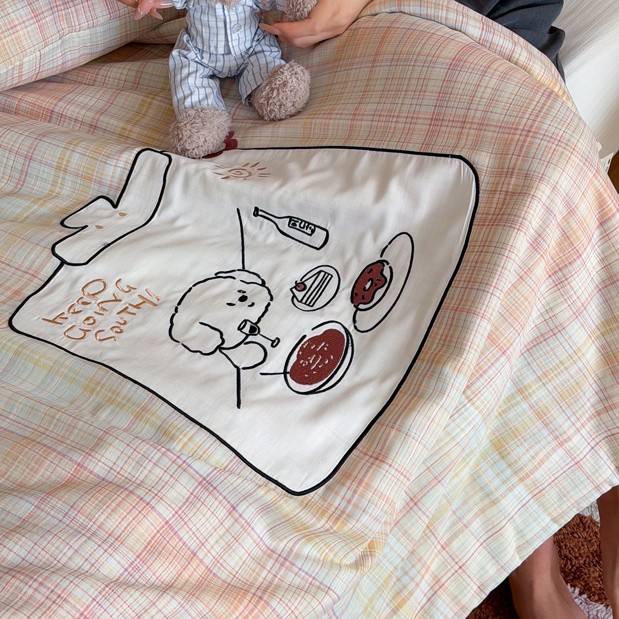 91家纺网 家纺一手货源 找家纺 一加一 2026新款全棉双层纱贴布绣大豆夏被-格格乐园 粉彩早餐熊