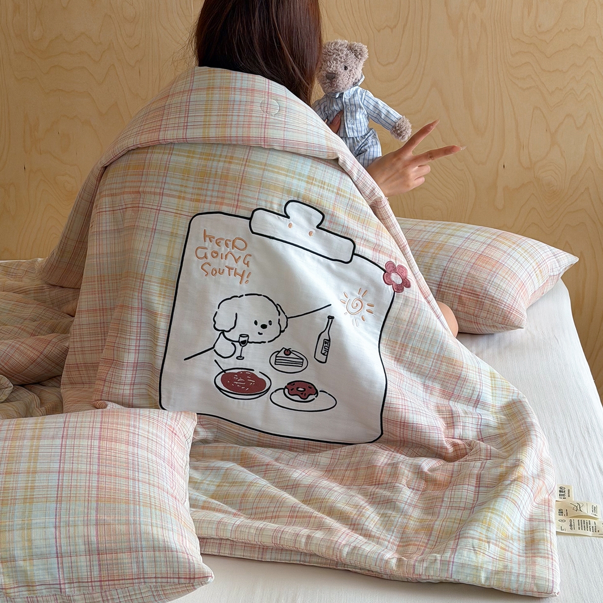 91家纺网 家纺一手货源 找家纺 一加一 2026新款全棉双层纱贴布绣大豆夏被-格格乐园 粉彩早餐熊