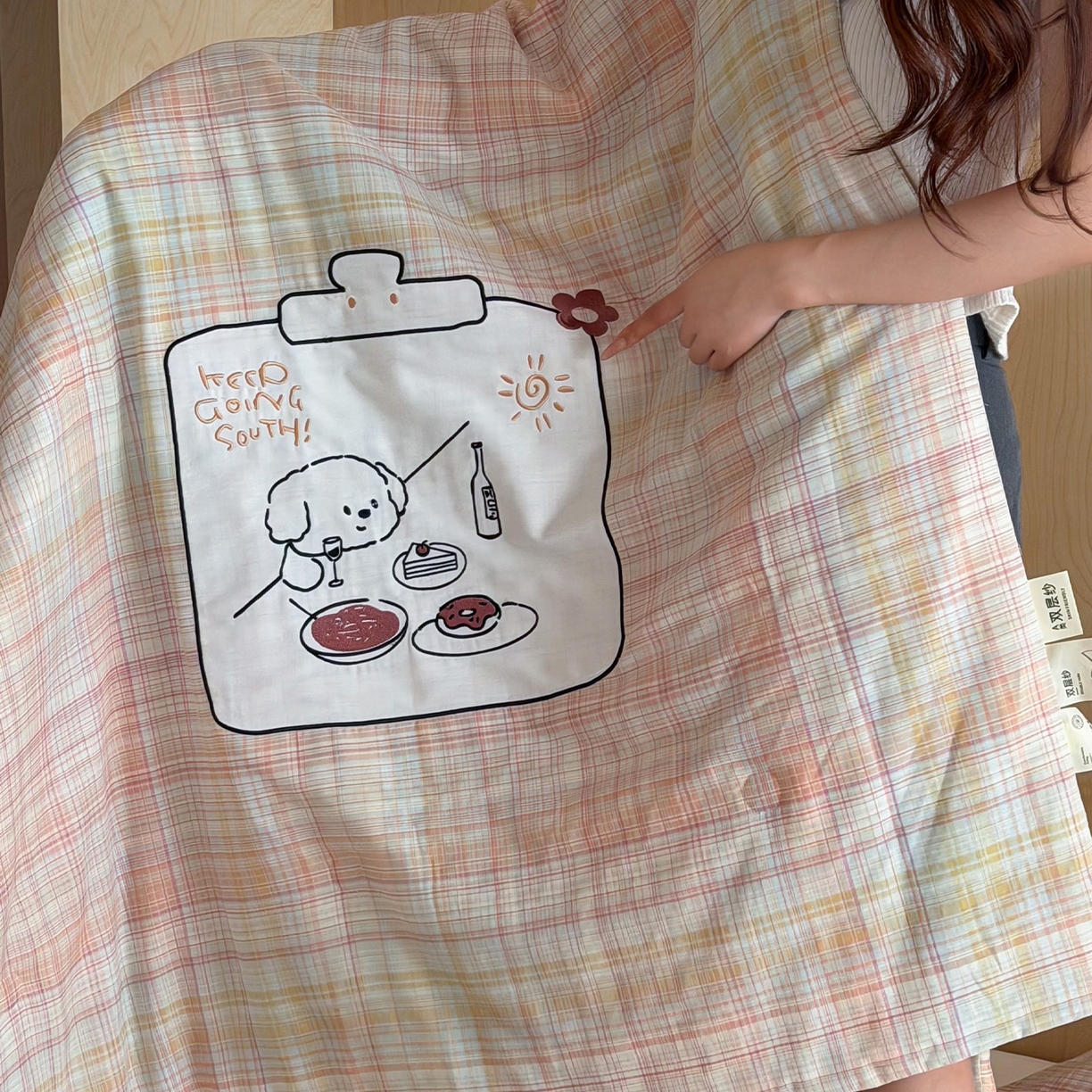 91家纺网 家纺一手货源 找家纺 一加一 2026新款全棉双层纱贴布绣大豆夏被-格格乐园 粉彩早餐熊