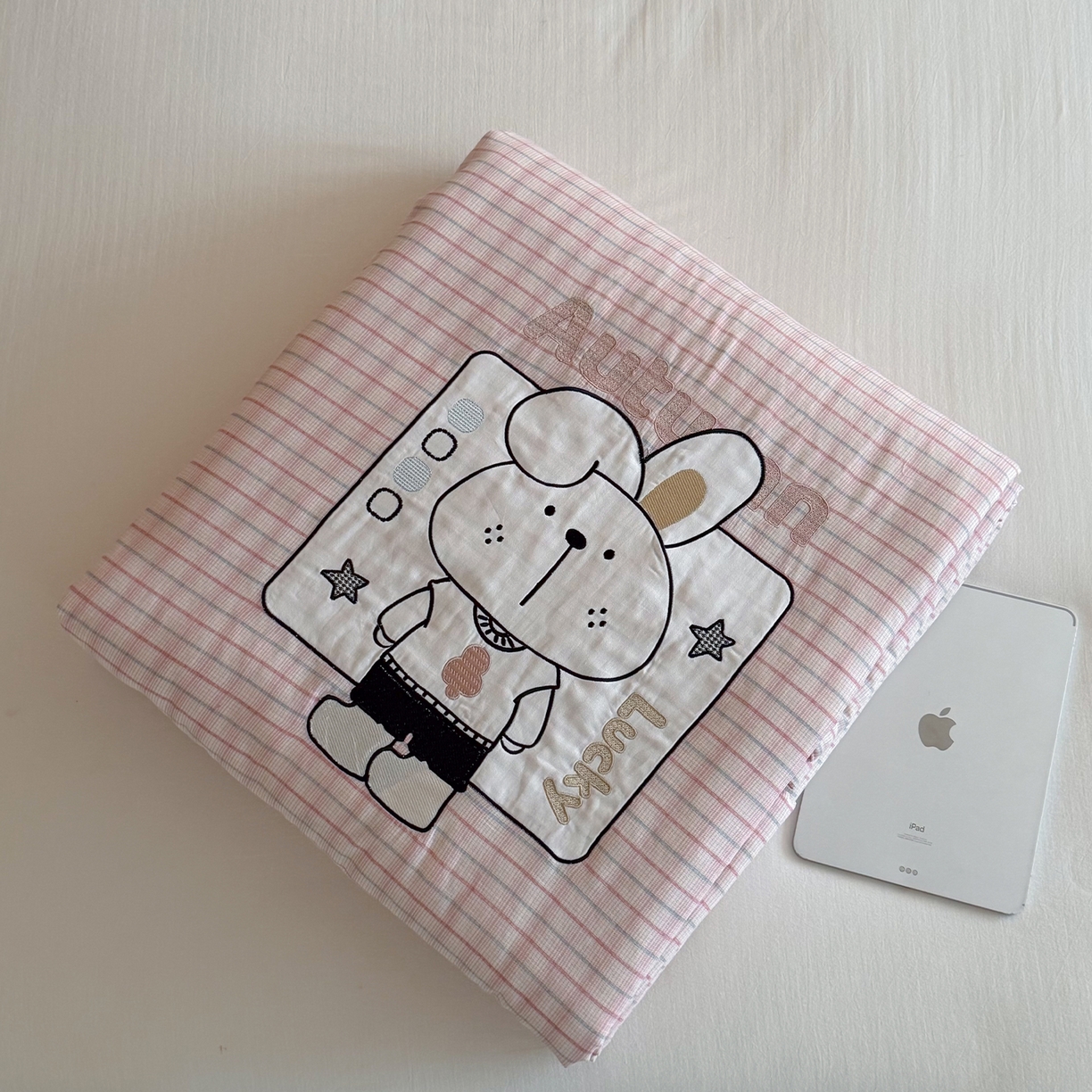 91家纺网 家纺一手货源 找家纺 一加一 2026新款全棉双层纱贴布绣大豆夏被-格格乐园 粉格小兔