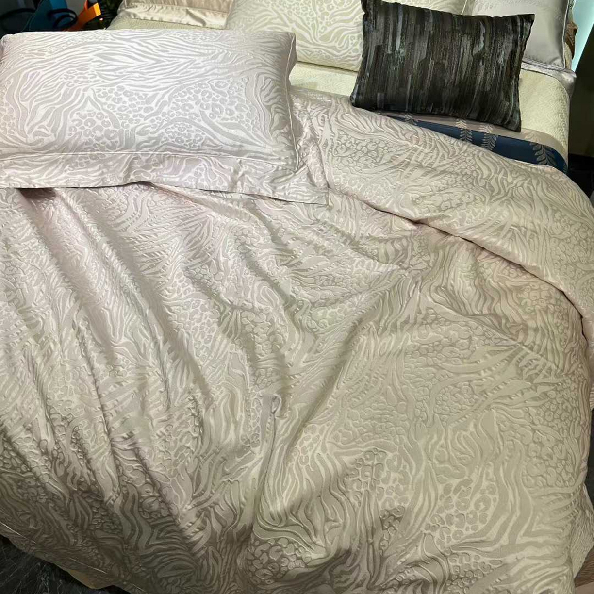 91家纺网 家纺一手货源 找家纺 edra 2026新款纯棉长绒棉轻奢拉花床盖款四件套-薇诺娜 薇诺娜-粉