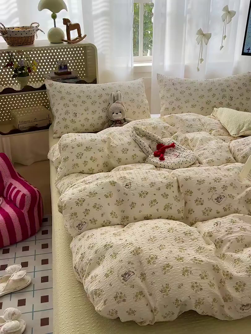 91家纺网 家纺一手货源 找家纺 梦纤绒 2026春夏新款简单款泡芙纱印花四件套 春日来信