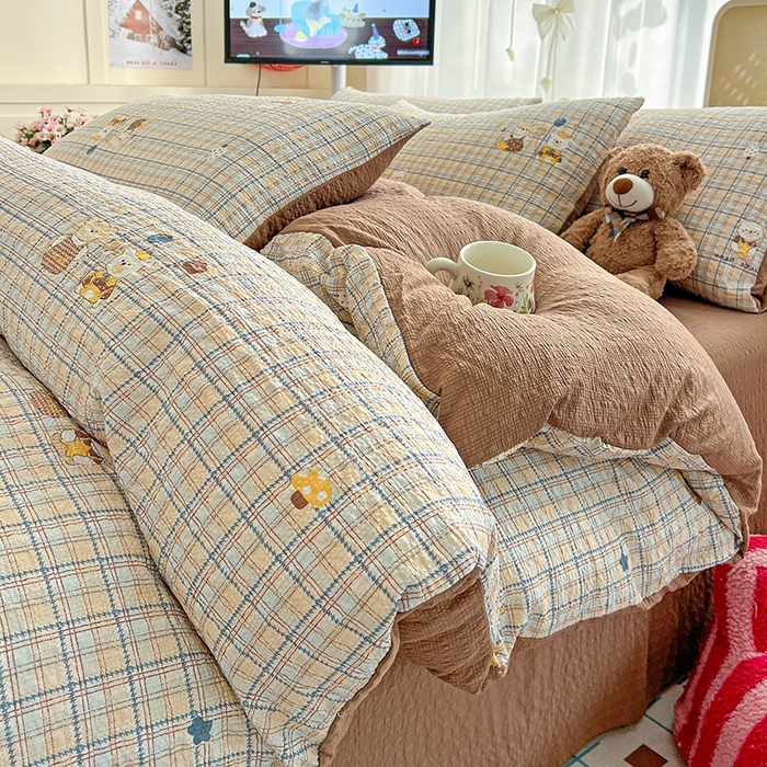 91家纺网 家纺一手货源 找家纺 梦纤绒 2026春夏新款简单款泡芙纱印花四件套 格纹熊