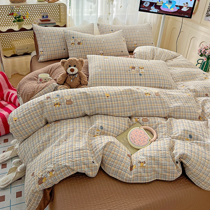 91家纺网 家纺一手货源 找家纺 梦纤绒 2026春夏新款简单款泡芙纱印花四件套 格纹熊