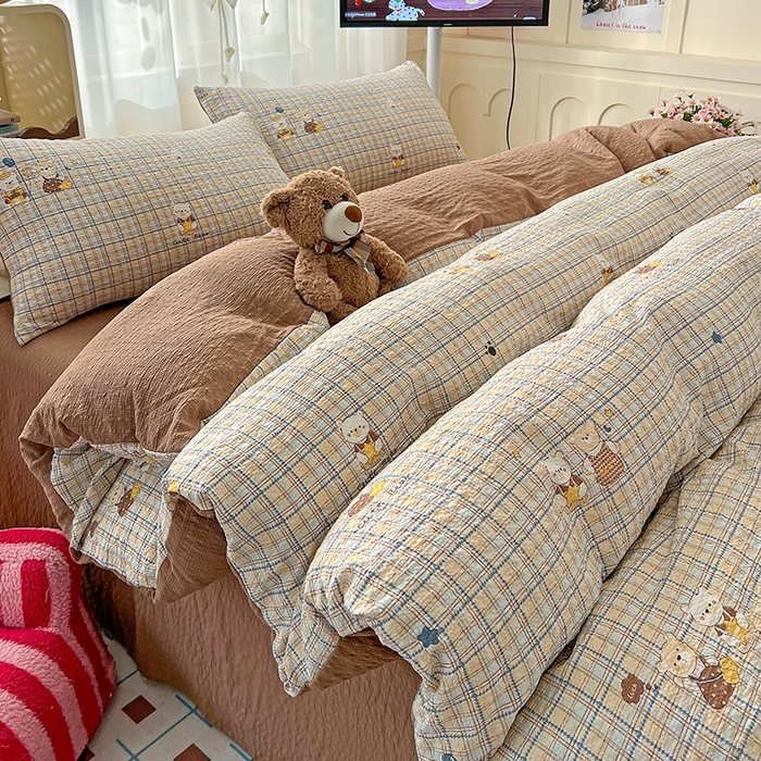 91家纺网 家纺一手货源 找家纺 梦纤绒 2026春夏新款简单款泡芙纱印花四件套 格纹熊