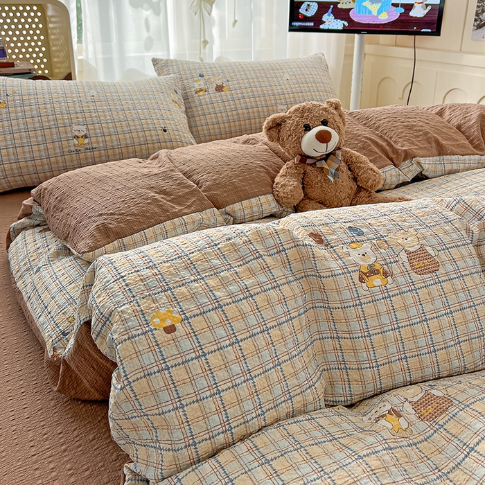 91家纺网 家纺一手货源 找家纺 梦纤绒 2026春夏新款简单款泡芙纱印花四件套 格纹熊