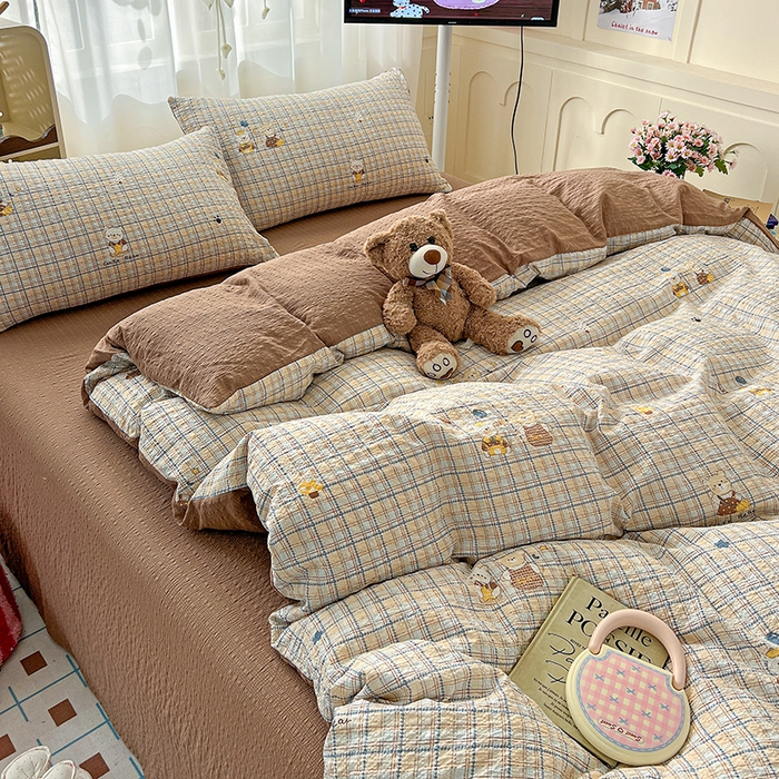 91家纺网 家纺一手货源 找家纺 梦纤绒 2026春夏新款简单款泡芙纱印花四件套 格纹熊