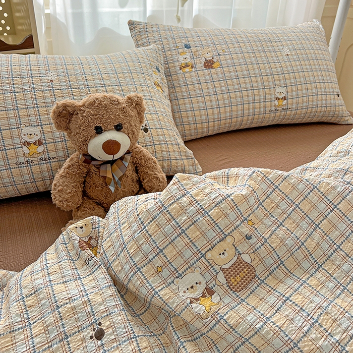 91家纺网 家纺一手货源 找家纺 梦纤绒 2026春夏新款简单款泡芙纱印花四件套 格纹熊