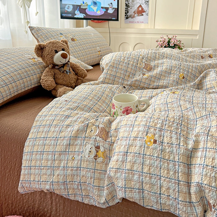 91家纺网 家纺一手货源 找家纺 梦纤绒 2026春夏新款简单款泡芙纱印花四件套 格纹熊