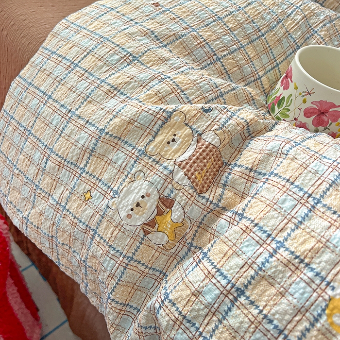 91家纺网 家纺一手货源 找家纺 梦纤绒 2026春夏新款简单款泡芙纱印花四件套 格纹熊