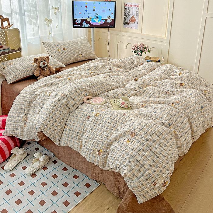 91家纺网 家纺一手货源 找家纺 梦纤绒 2026春夏新款简单款泡芙纱印花四件套 格纹熊