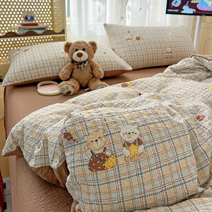 91家纺网 家纺一手货源 找家纺 梦纤绒 2026春夏新款简单款泡芙纱印花四件套 格纹熊