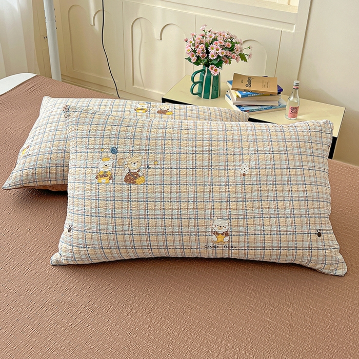 91家纺网 家纺一手货源 找家纺 梦纤绒 2026春夏新款简单款泡芙纱印花四件套 格纹熊