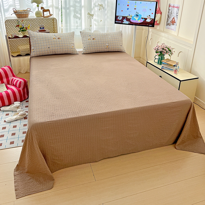 91家纺网 家纺一手货源 找家纺 梦纤绒 2026春夏新款简单款泡芙纱印花四件套 格纹熊