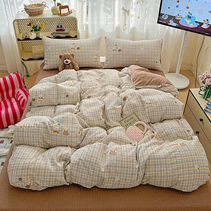 91家纺网 家纺一手货源 找家纺 梦纤绒 2026春夏新款简单款泡芙纱印花四件套 格纹熊