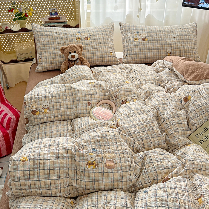 91家纺网 家纺一手货源 找家纺 梦纤绒 2026春夏新款简单款泡芙纱印花四件套 格纹熊