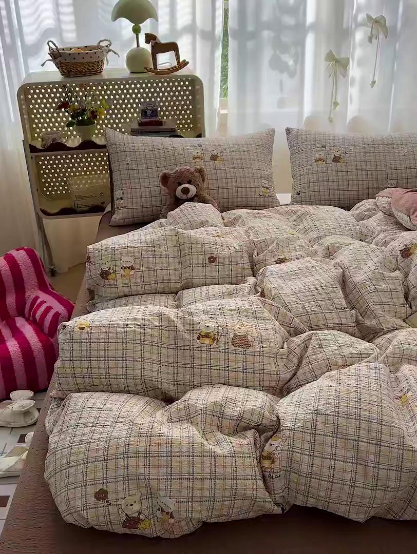 91家纺网 家纺一手货源 找家纺 梦纤绒 2026春夏新款简单款泡芙纱印花四件套 格纹熊