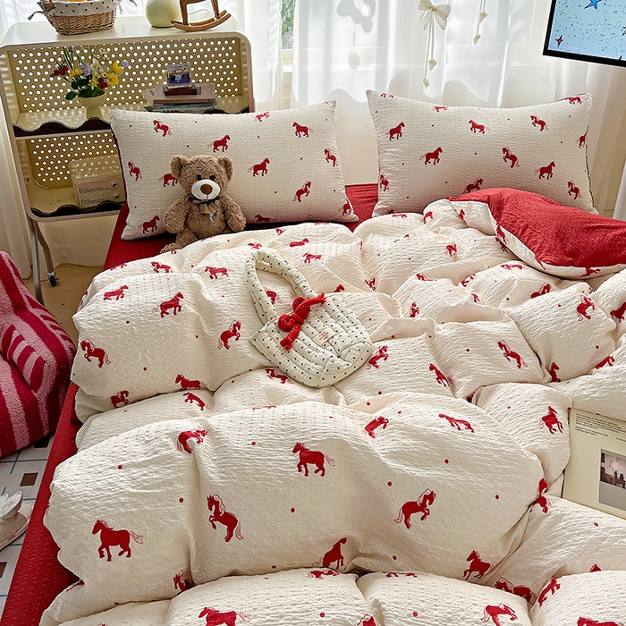 91家纺网 家纺一手货源 找家纺 梦纤绒 2026春夏新款简单款泡芙纱印花四件套 红色小马