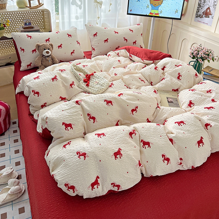 91家纺网 家纺一手货源 找家纺 梦纤绒 2026春夏新款简单款泡芙纱印花四件套 红色小马