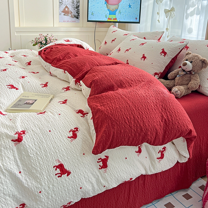 91家纺网 家纺一手货源 找家纺 梦纤绒 2026春夏新款简单款泡芙纱印花四件套 红色小马