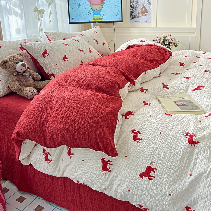 91家纺网 家纺一手货源 找家纺 梦纤绒 2026春夏新款简单款泡芙纱印花四件套 红色小马