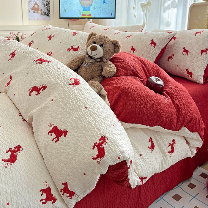 91家纺网 家纺一手货源 找家纺 梦纤绒 2026春夏新款简单款泡芙纱印花四件套 红色小马