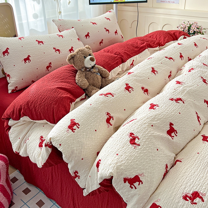 91家纺网 家纺一手货源 找家纺 梦纤绒 2026春夏新款简单款泡芙纱印花四件套 红色小马