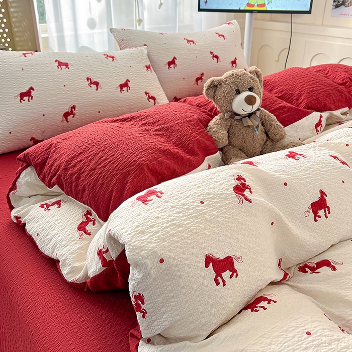 91家纺网 家纺一手货源 找家纺 梦纤绒 2026春夏新款简单款泡芙纱印花四件套 红色小马