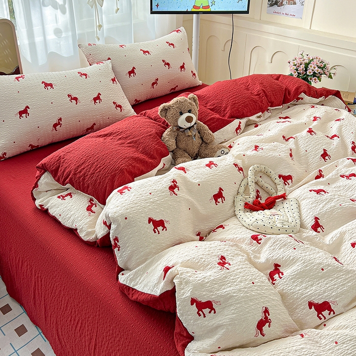 91家纺网 家纺一手货源 找家纺 梦纤绒 2026春夏新款简单款泡芙纱印花四件套 红色小马