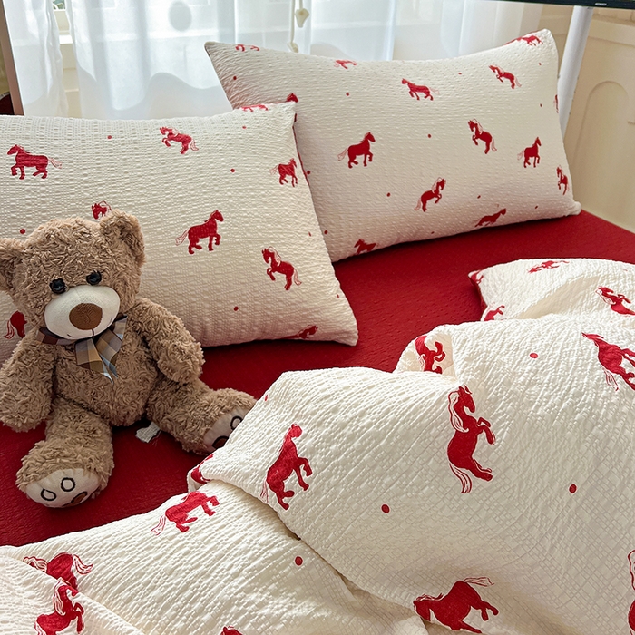 91家纺网 家纺一手货源 找家纺 梦纤绒 2026春夏新款简单款泡芙纱印花四件套 红色小马