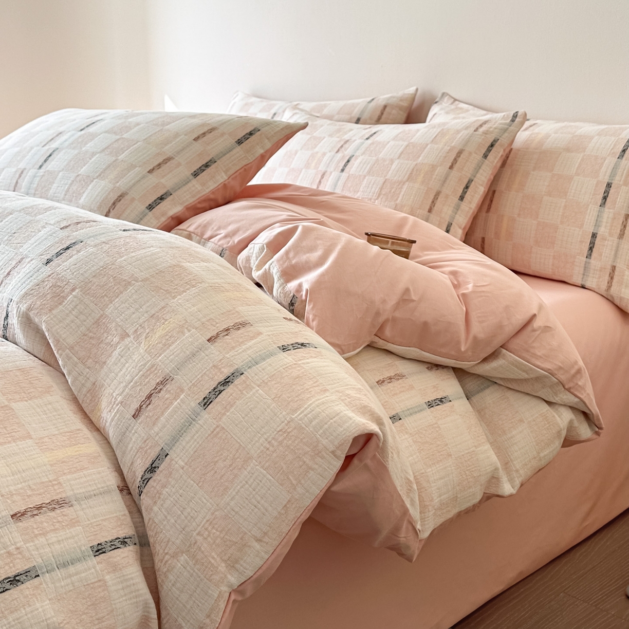 91家纺网 家纺一手货源 找家纺 眠博士 2026新款色织水洗双层纱提花四件套 曲奇粉格