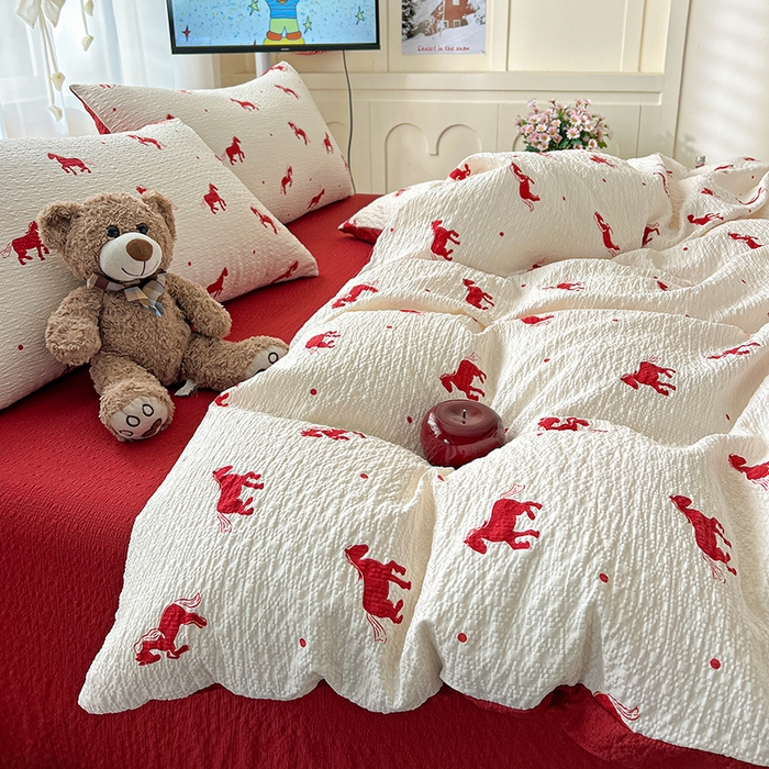 91家纺网 家纺一手货源 找家纺 梦纤绒 2026春夏新款简单款泡芙纱印花四件套 红色小马