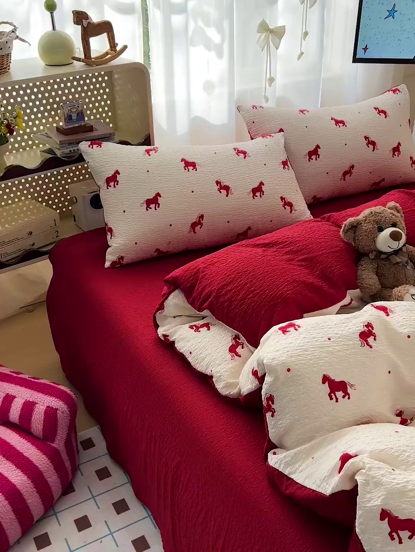 91家纺网 家纺一手货源 找家纺 梦纤绒 2026春夏新款简单款泡芙纱印花四件套 红色小马