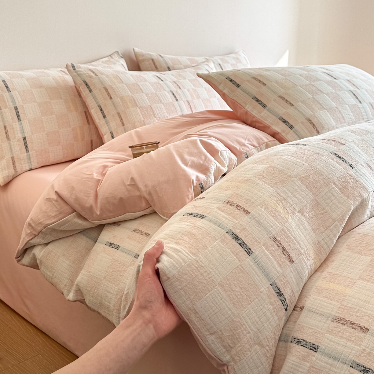 91家纺网 家纺一手货源 找家纺 眠博士 2026新款色织水洗双层纱提花四件套 曲奇粉格