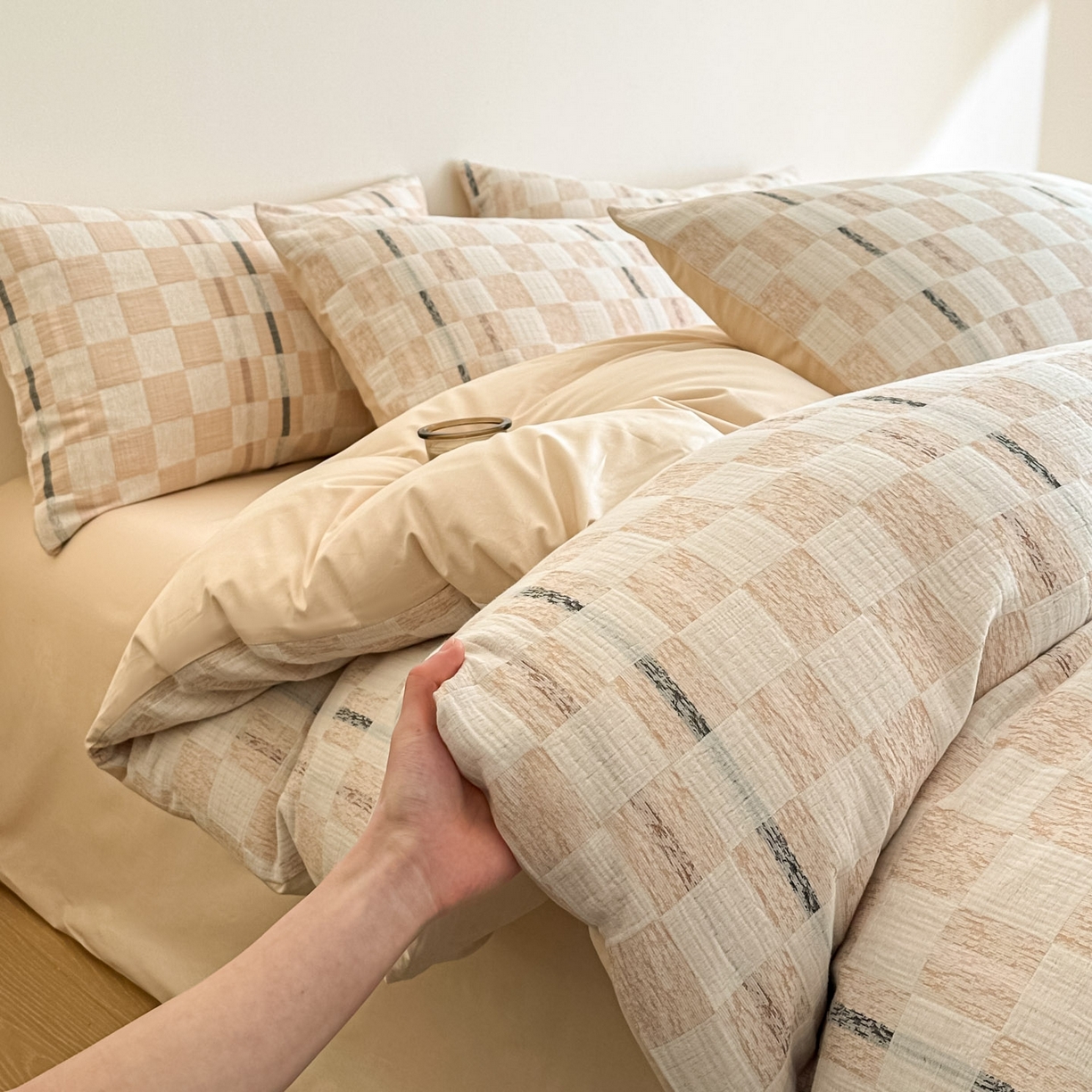 91家纺网 家纺一手货源 找家纺 眠博士 2026新款色织水洗双层纱提花四件套 曲奇卡其格