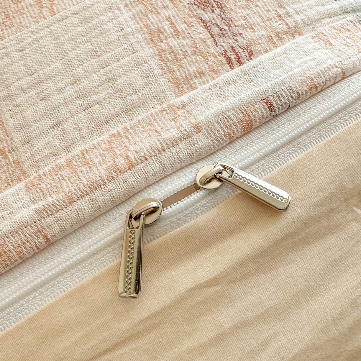 91家纺网 家纺一手货源 找家纺 眠博士 2026新款色织水洗双层纱提花四件套 曲奇卡其格