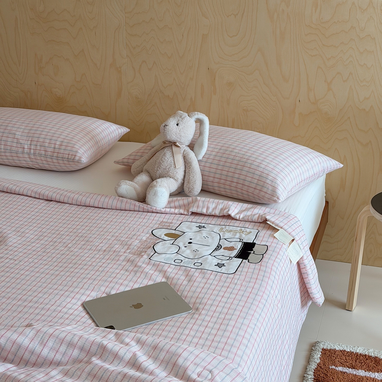 91家纺网 家纺一手货源 找家纺 一加一 2026新款全棉双层纱贴布绣大豆夏被-格格乐园 粉格小兔