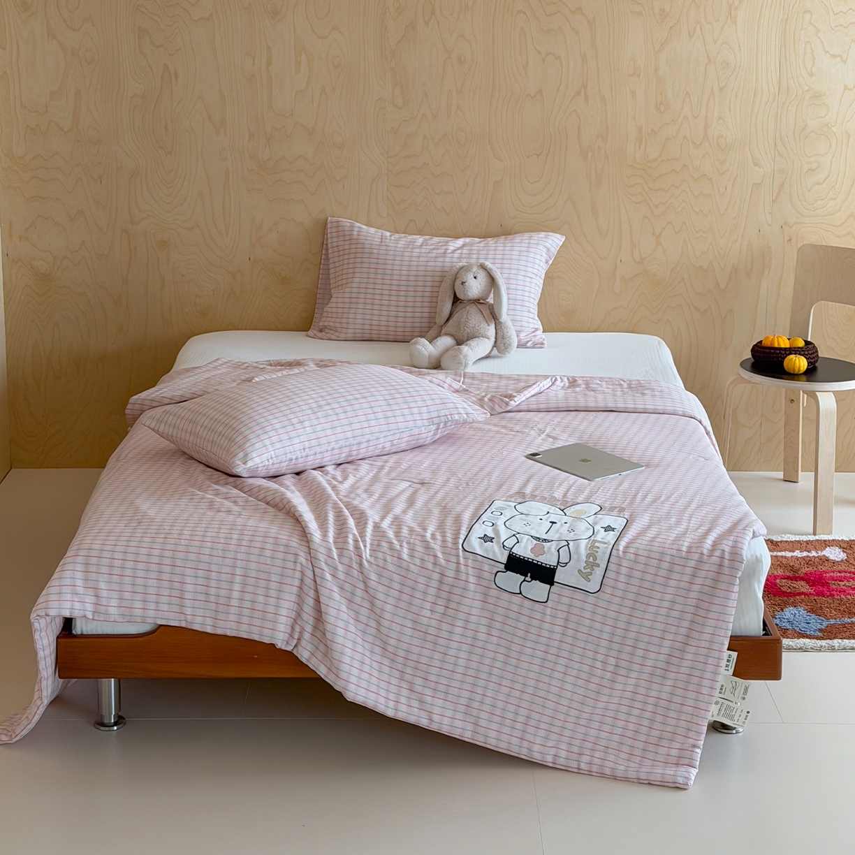 91家纺网 家纺一手货源 找家纺 一加一 2026新款全棉双层纱贴布绣大豆夏被-格格乐园 粉格小兔