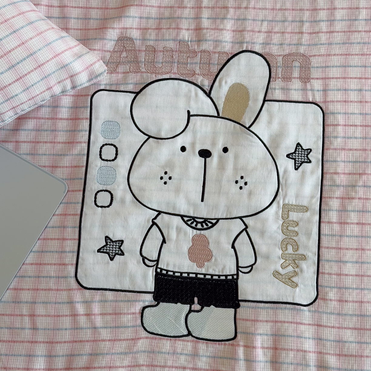 91家纺网 家纺一手货源 找家纺 一加一 2026新款全棉双层纱贴布绣大豆夏被-格格乐园 粉格小兔