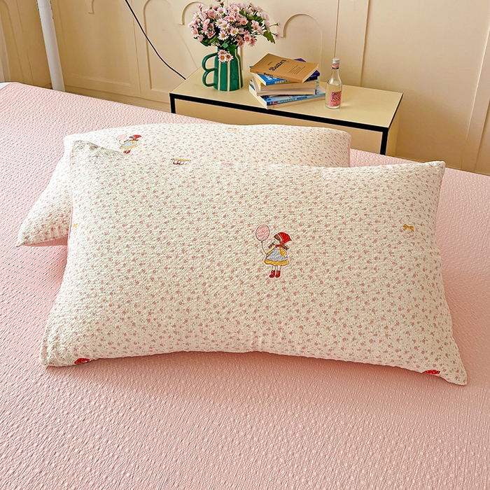 91家纺网 家纺一手货源 找家纺 梦纤绒 2026春夏新款简单款泡芙纱印花四件套 花影女孩