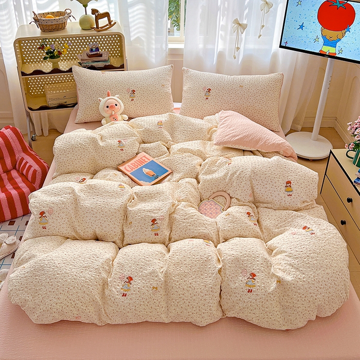 91家纺网 家纺一手货源 找家纺 梦纤绒 2026春夏新款简单款泡芙纱印花四件套 花影女孩