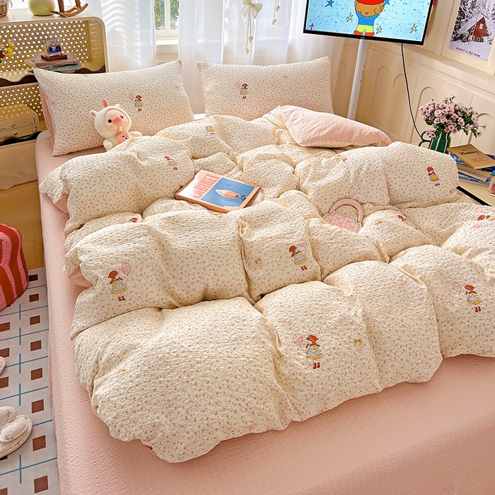 91家纺网 家纺一手货源 找家纺 梦纤绒 2026春夏新款简单款泡芙纱印花四件套 花影女孩